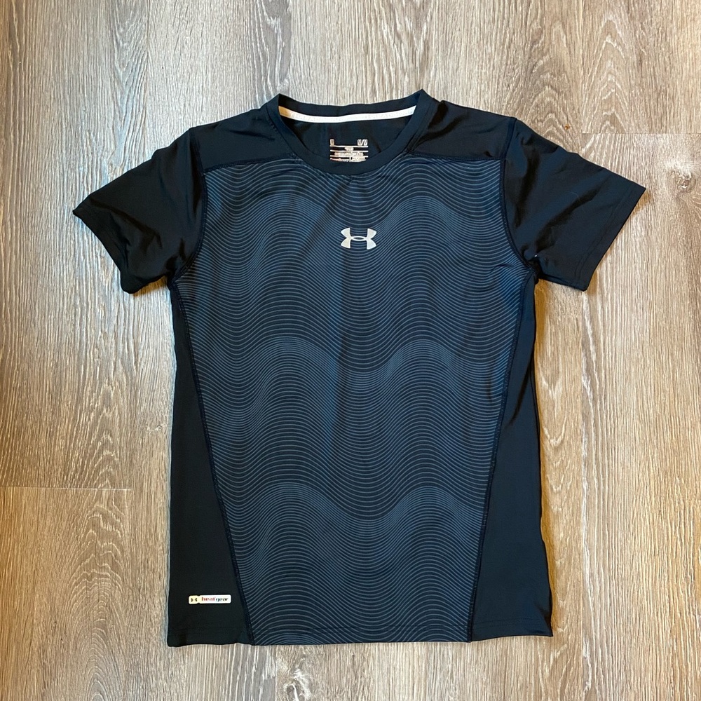 Men’s black fitted heat gear Under Armour shirt. M